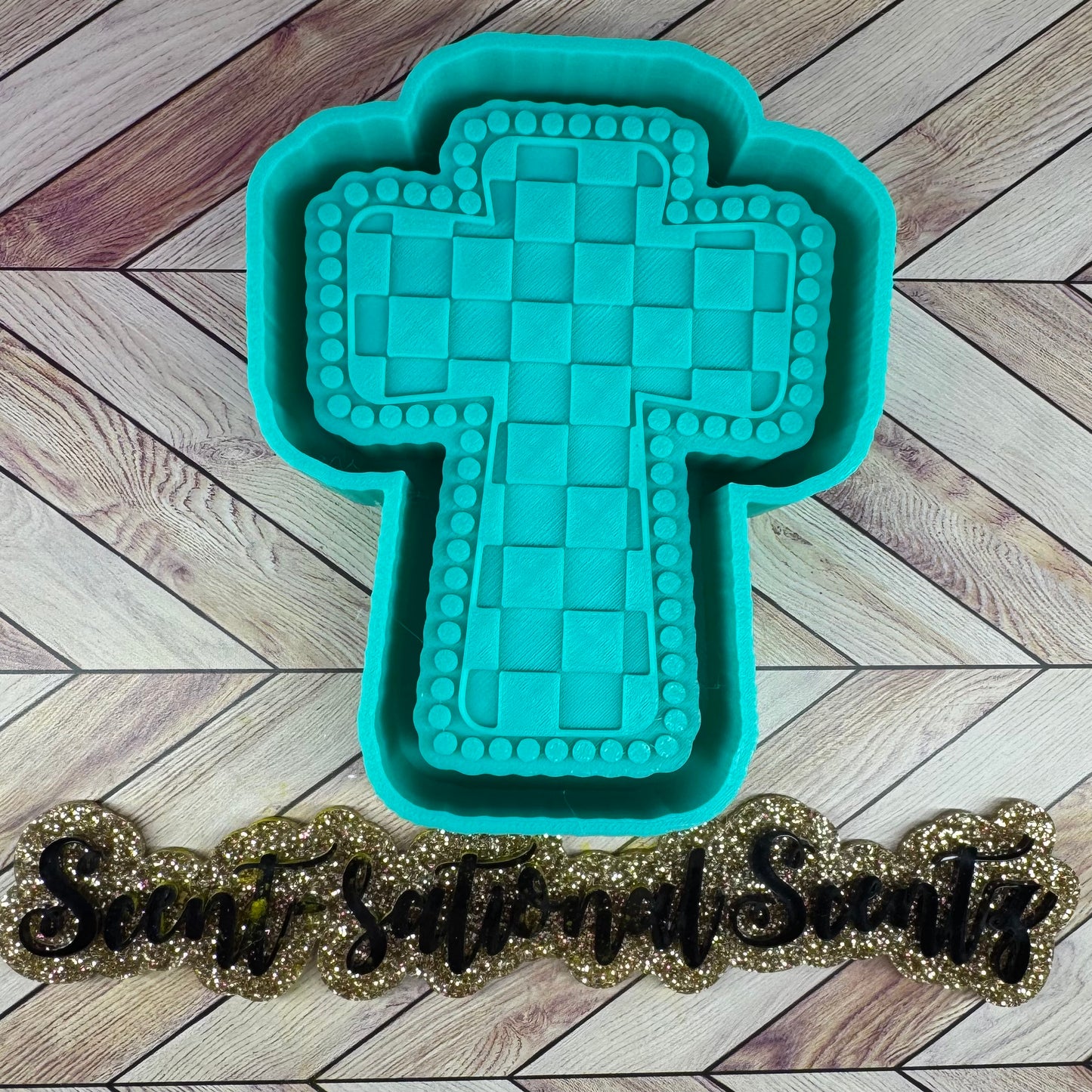 Checkered cross mold(121)