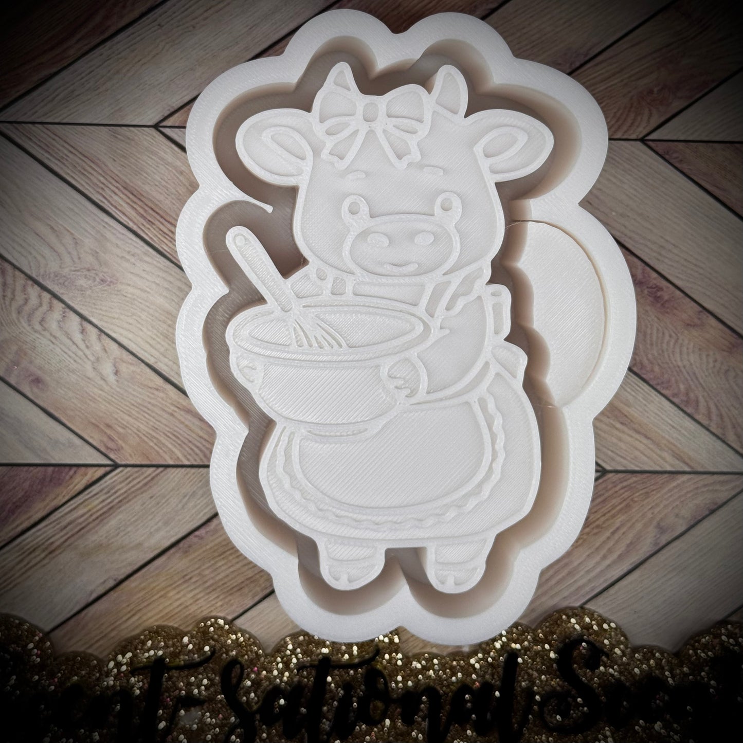 Cow w/Mixing Bowl mold(560)