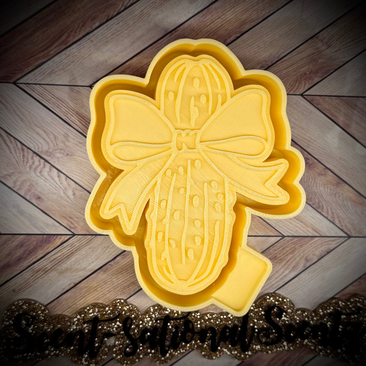 Pickle w/bow mold(325)