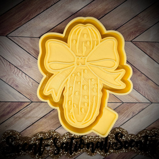 Pickle w/bow mold(325)